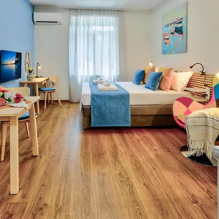 Premium Center By Apartmax Warna